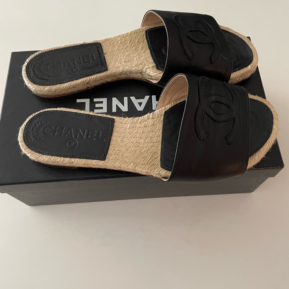 Chanel slide size 38